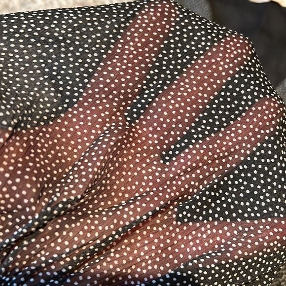 ABERCROMBIE & Fitch spotted chiffon romantic cropped pullover V-neck blouse. - Picture 2 of 8